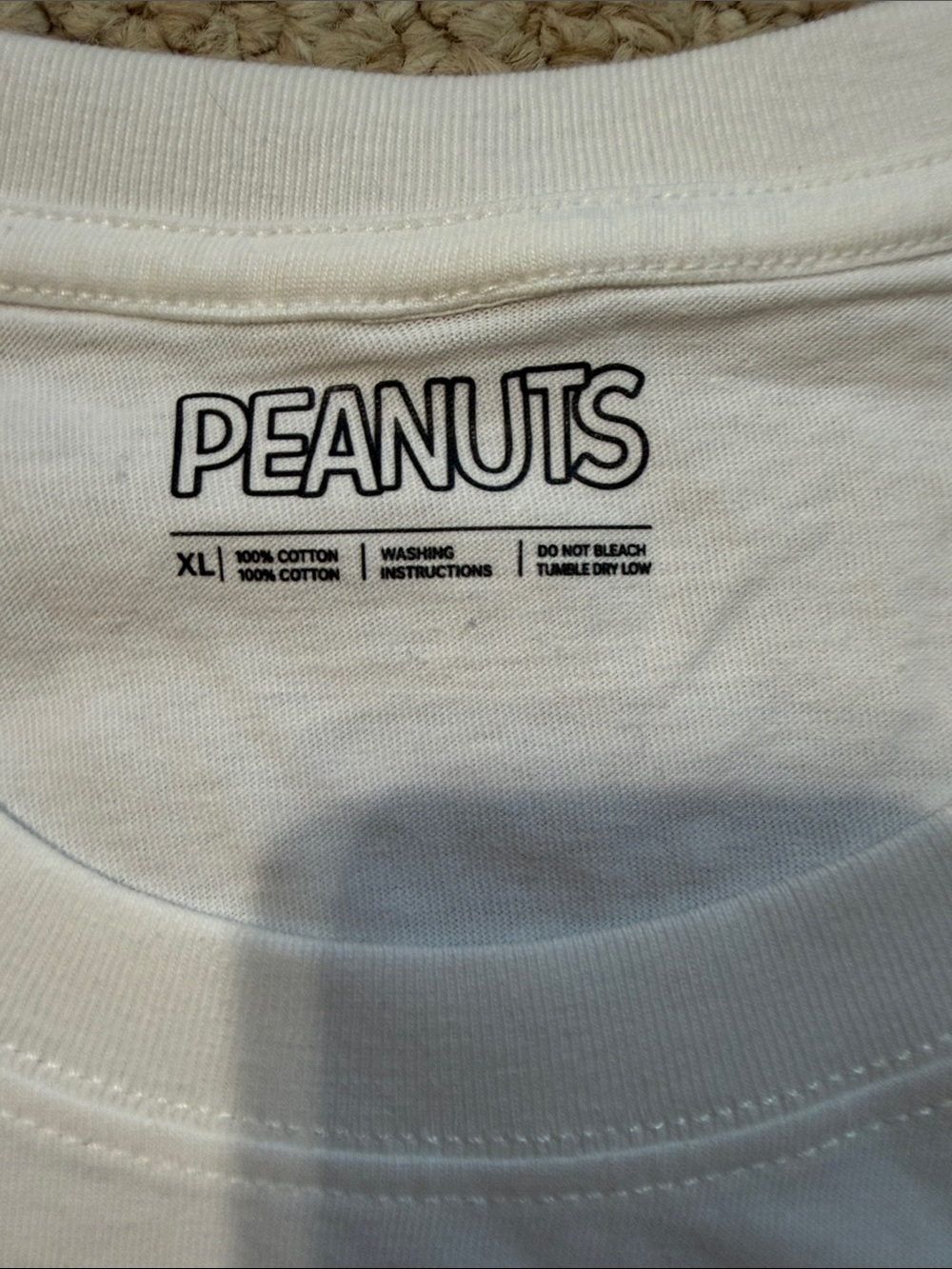 Peanuts White Tee with Snoopy 'México' Pocket Graphic - Picture 2 of 6